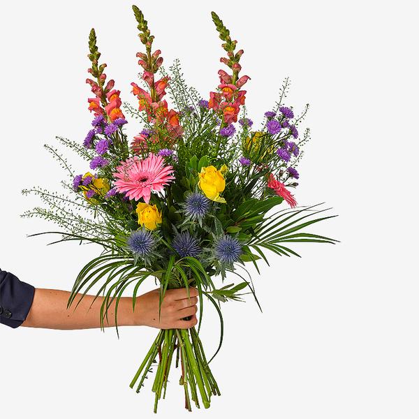 Seizoensboeket vooraanzicht met hand