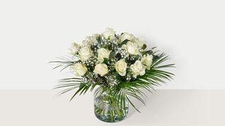 Witte rozen met gipskruid - De bloemist van Albert Heijn