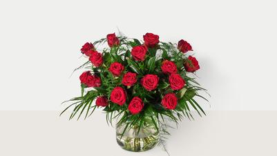 Rood rozenboeket met groen - De bloemist van Albert Heijn