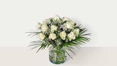Witte rozen met gipskruid - De bloemist van Albert Heijn