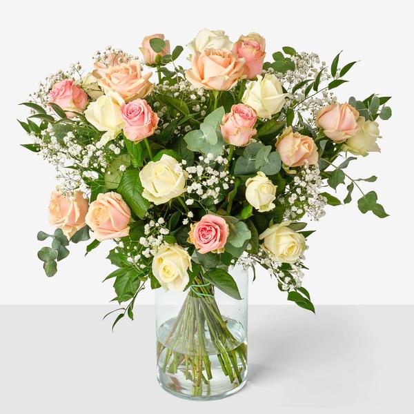 Rozenboeket pastel met groen en gipskruid voorkant